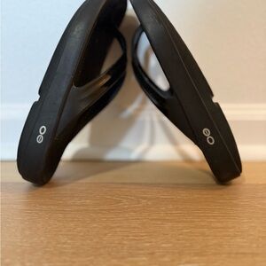 Women’s black Oofos size 8
